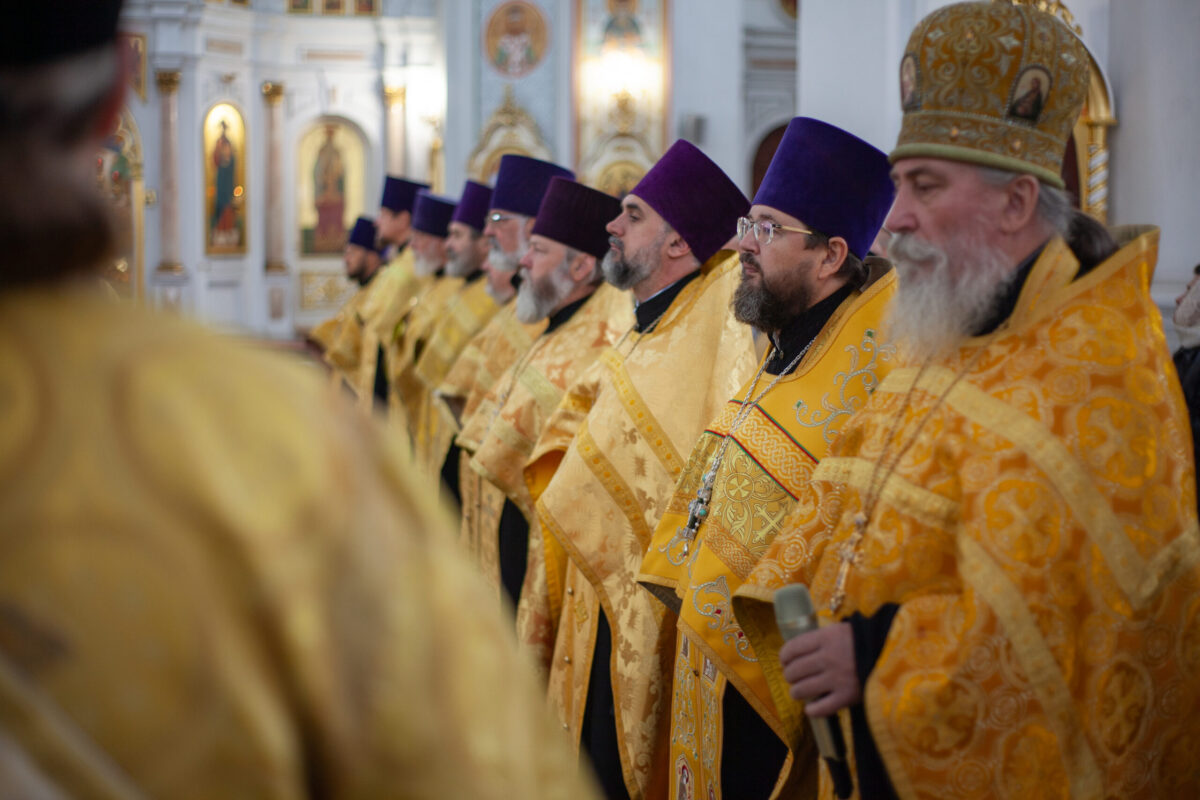 Преподаватели и учащиеся приняли участие в молебном пении «За единую Беларусь» в кафедральном соборе